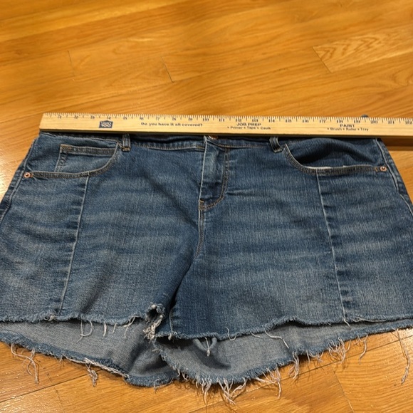 Old navy women’s boyfriend cutoff  jean shorts size 16 . - Picture 4 of 7